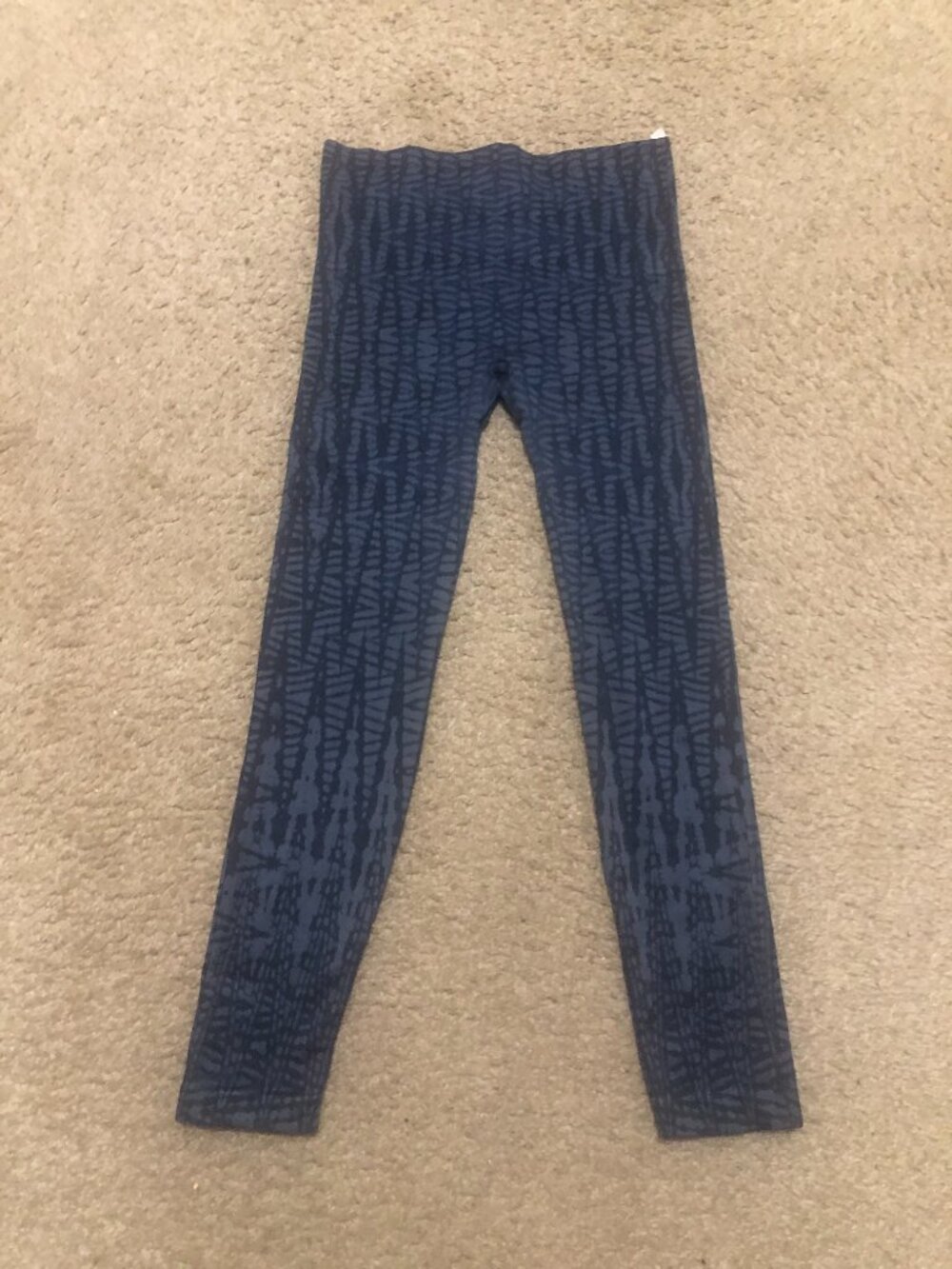 Spanx Look at Me Now Seamless Leggings in the Indigo Geo print. Size L - Picture 2 of 8